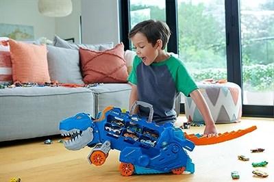 Hot Wheels Şehri Ultimate T-Rex Tır, T-Rexe Dönüşür, Yarış Pisti İçerir, Işıklı ve Sesli, 20+ 1:64 Ölçekli Araba için Depolama Alanı, HNG50