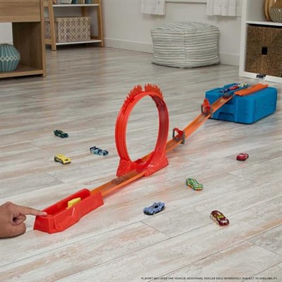 Hot Wheels Track Builder Alev Temalı Akrobasi Seti ve 1 adet araba, birleştirilebilir oyuncak saklama kutusunda 16 adet pist oluşturma ve akrobasi parçası, HMC04