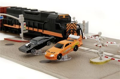 Jada Toys Hızlı ve Öfkeli Tren Sahnesi - Diorama 2 Nano Model Araba (Dodge Charger ve Toyota Supra), Tren ve Hızlı ve Öfkeli Filminin Final Yarış Sahnesi için Aksesuarlar Dahil, 8 Yaş ve Üzeri