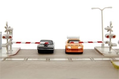 Jada Toys Hızlı ve Öfkeli Tren Sahnesi - Diorama 2 Nano Model Araba (Dodge Charger ve Toyota Supra), Tren ve Hızlı ve Öfkeli Filminin Final Yarış Sahnesi için Aksesuarlar Dahil, 8 Yaş ve Üzeri