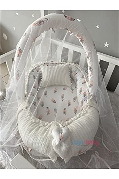 Jaju Baby Beyaz Örgü Pike Kumaş ve Tüy Desen Kumaş Ponponlu Babynest Oyuncak Aparat ve Tül Set