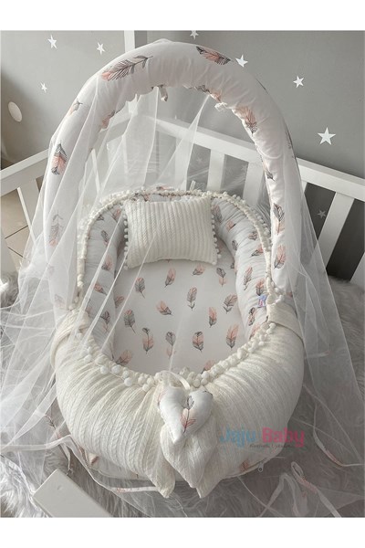 Jaju Baby Beyaz Örgü Pike Kumaş ve Tüy Desen Kumaş Ponponlu Babynest Oyuncak Aparat ve Tül Set