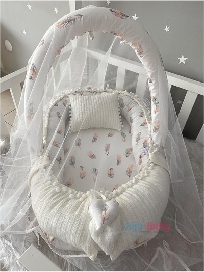 Jaju Baby Beyaz Örgü Pike Kumaş ve Tüy Desen Kumaş Ponponlu Babynest Oyuncak Aparat ve Tül Set