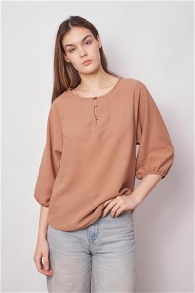 Kadın Keten Geniş Sıfır Yaka Yakası Düğmeli Kolları Lastikli Bluz -Camel