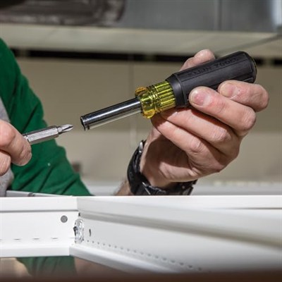 Klein Tools 32500MAG manyetik çok amaçlı tornavida/lokma anahtar, 11i 1 arada çok amaçlı alet, 8 uç, 3 lokma anahtar boyutu, dolgulu sap