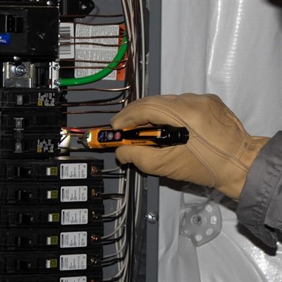 Klein Tools Çift Aralık Temassız Voltaj Test Cihazı, El Fenerli, 12-1000V AC, NCVT3P, Yeşil