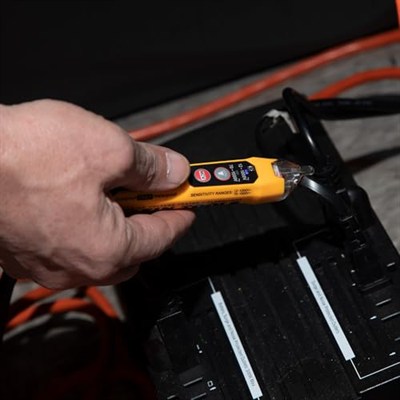 Klein Tools Çift Aralık Temassız Voltaj Test Cihazı, El Fenerli, 12-1000V AC, NCVT3P, Yeşil