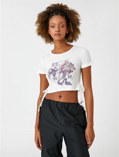 Koton Crop Tişört Uzak Doğu Baskılı Kısa Kollu Bağlama Detaylı T-Shirt Kadın