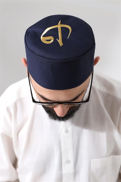 Lacivert Kapitone Elif Vav Nakışlı Kalıp Namaz Takkesi