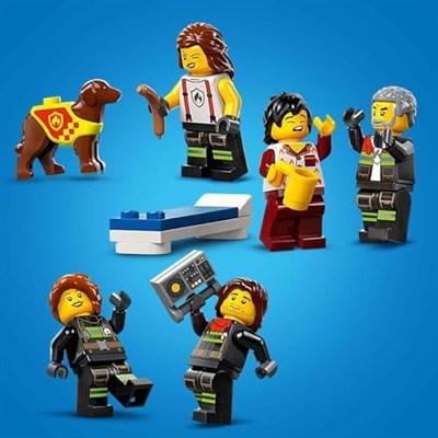 LEGO Cirt İtfaiye Kamyonlu İtfaiye Merkezi 60414-6 Yaş ve Üstü Kız ve Erkek Çocukları için 5 Mini Figür ve 1 Köpek Figürü İçeren Yaratıcı Oyun Seti, Çocuklar için Doğum Günü Hediyesi (843 Parça)