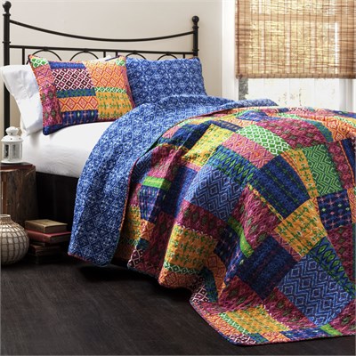 Lush Decor Misha Yorgan | Yama İşi Bohem Ters Çevrilebilir Baskı Desenli 3 Parça Yatak Seti - Battal Boy - Fuşya ve Mavi