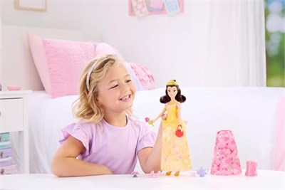 Mattel Disney Prensesi oyuncakları, 2 farklı görünüme sahip Belle bebek, 9 aksesuar, takılıp çıkarılabilen 2 büstiyer ve 2 etek, filmden ilham alan 2si 1 arada hikayeler, JFJ82