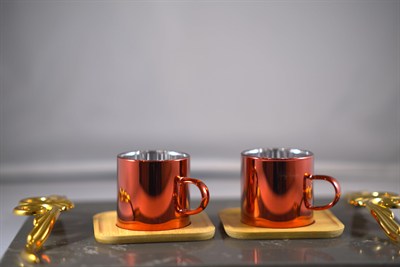 Metalik Kırmızı Kahve Fincanı Seti 4 parça – 2’li Paslanmaz İç Yüzeyli Espresso & Türk Kahvesi Fincanı- Kupası, 2 adet Ahşap Altlıklı Şık Tasarım, Hediye Seti-Yeni yıl- Anneler günü