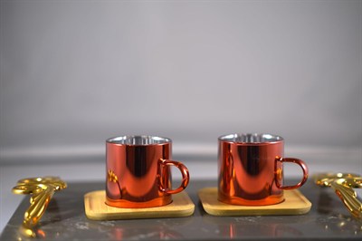 Metalik Kırmızı Kahve Fincanı Seti 4 parça – 2’li Paslanmaz İç Yüzeyli Espresso & Türk Kahvesi Fincanı- Kupası, 2 adet Ahşap Altlıklı Şık Tasarım, Hediye Seti-Yeni yıl- Anneler günü