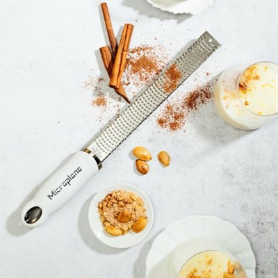 Microplane Zester mutfak rendesi, beyaz, narenciye, sert peynir, zencefil, çikolata ve muskat fındığı için, ince paslanmaz çelik bıçaklı - ABDde üretilmiştir