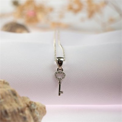 MM Madam&Matmazel Kadın Modası Madam Matmazel Zirkon Taşlı Minimal Anahtar Kolye | 925 Ayar Gerçek Gümüş