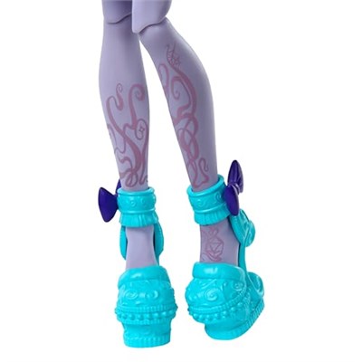 Monster High Kolej ceketi, yıllık, kutu oyunu ve kurabiyelerle oyun kulübü temalı Gizemli Yıllık Twyla bebek ve aksesuar seti, HXW31