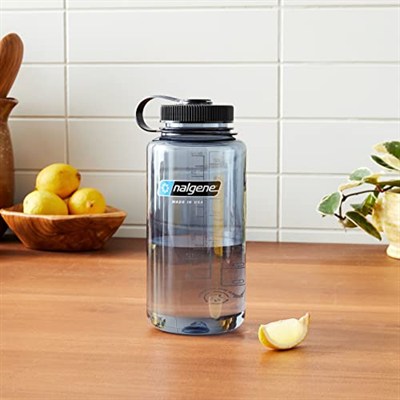 Nalgene Sustain Tritan BPA içermeyen su şişesi,%50 plastik atıktan, 900 ml, geniş ağız, gri siyah kapaklı