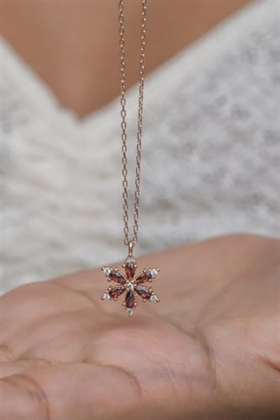 NEREZE 925 Ayar Gümüş Kırmızı Taşlı Lotus Kamelya Çiçeği Kolye