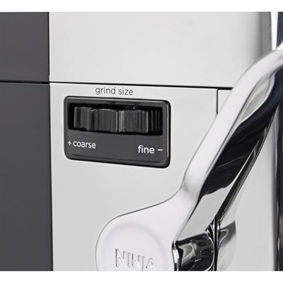 NINJA Luxe Pro 3ü 1 arada kahve makinesi, Latte, Cappuccino, soğuk demleme ve espresso makinesi, entegre tahıl öğütücü ve süt köpürtücülü, kullanımı kolay, 5 ön ayar köpük, gümüş, ES701EU