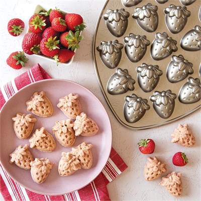 Nordicware Mini Çilekler Kek Kalıbı Platin