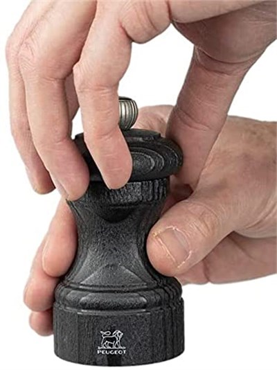 PEUGEOT - Tuz değirmeni Bistro Nature Black 10 cm + Tuz - Klasik öğütme derecesi ayarı - Geri dönüştürülmüş ahşaptan PEFC mührü ile - Siyah - Seçenekler: Karabiber değirmeni, Tuz değirmeni