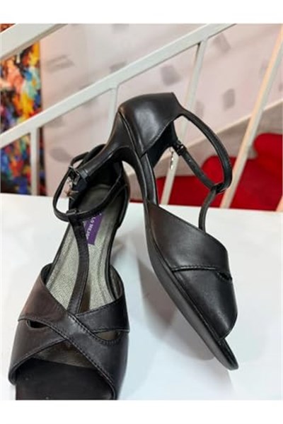 SİYAH DERİ T MODEL LATİN-SALSA-TANGO DANS VE SALON AYAKKABISI 7 CM 11 PONT KADEH MODEL KAPALI TOPUK