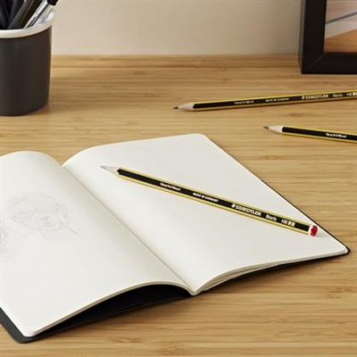 STAEDTLER Noris 120 kurşun kalem, Upcycled Wooddan üretilmiştir, sertlik derecesi HB, kaymaz yumuşak yüzey, yüksek kitap dayanıklılığı, yüksek kalite, Alman malı, 12 adet, 120-2