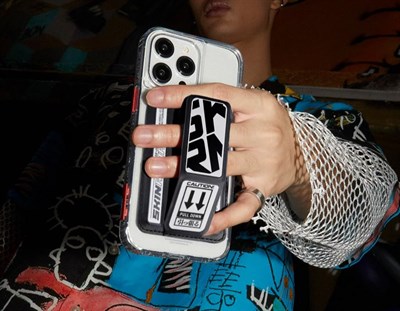 Standlı Kartlık SkinArma Kado Kira Kobai Holografik Tasarımlı Deri Görünümlü Füme
