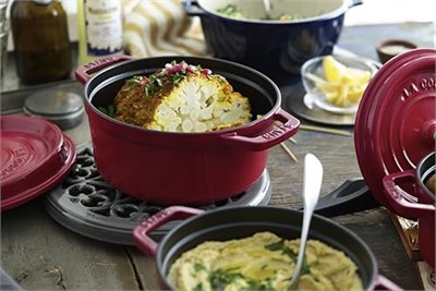 Staub La Cocotte Döküm Tencere, Demir, Kiraz Kırmızısı - Seçenekler: 0.25 qt, 0.5 qt, 0.75 qt, 1.25 qt, 2.25 qt, 2.75 qt...
