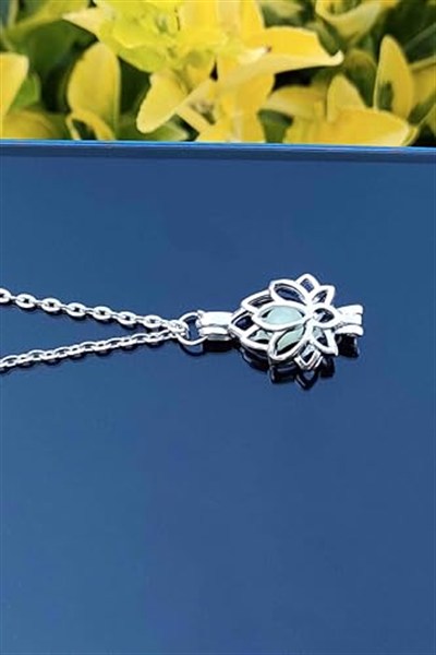 Trend Collection Gece Karanlıkta Parlayan Yeşil Lotus Çiçeği Fosforlu Kadın Kolye
