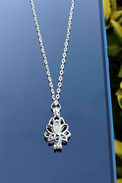 Trend Collection Gece Karanlıkta Parlayan Yeşil Lotus Çiçeği Fosforlu Kadın Kolye
