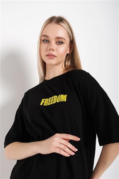 TrendSeninle Kadın Siyah Oversize Freedom Baskılı T-shirt