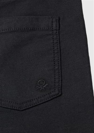 United Colors of Benetton Erkek Çocuk Siyah Arka Cebi Logo İşlemeli Dört Cepli Jogger Pantolon