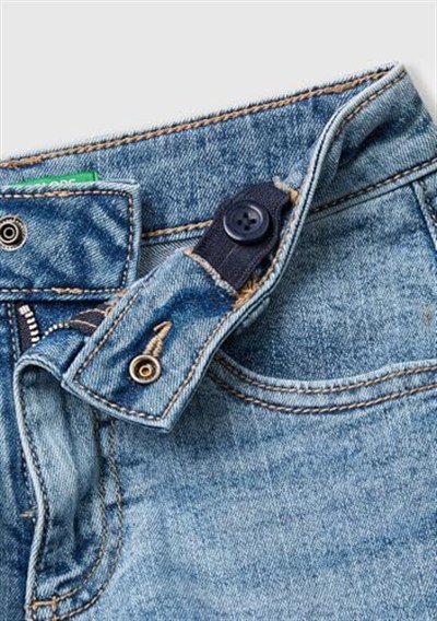 United Colors of Benetton Kız Çocuk Açık Denim Taş Yıkama Logo İşlemeli Streç Denim Şort
