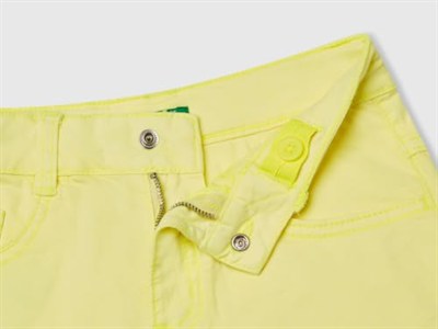 United Colors of Benetton Kız Çocuk Pembe Arka Cebi Logo İşlemeli Düğmeli 5 Cepli Streç Şort