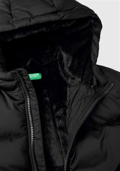 United Colors of Benetton Kız Çocuk Siyah Kolu Logo İşlemeli Fermuarlı ve Kapüşonlu Kısa Pufa Mont
