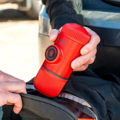 WACACO Nanopresso Taşınabilir Espresso Makinesi, Minipressonun Yükseltme Sürümü, 18 Bar Basınç, Ekstra Küçük Seyahat Kahve Makinesi, Elle Çalıştırılır. Mutfak ve Ofis İçin Mükemmel (Kırmızı)