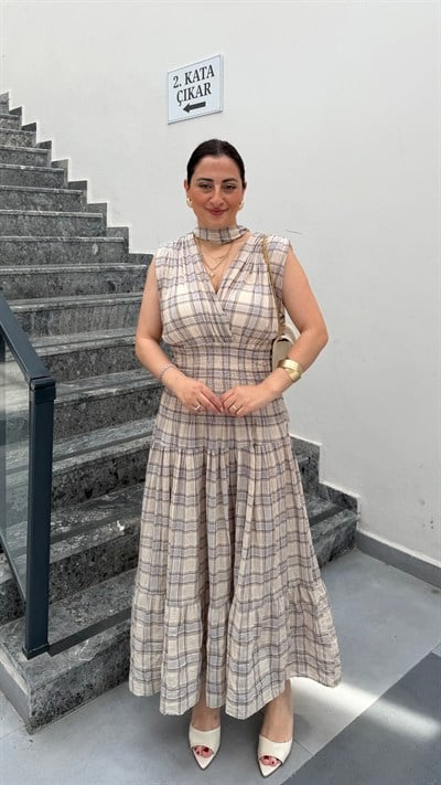 V YAKA ŞAL DETAYLI EKOSE DESEN ELBİSE