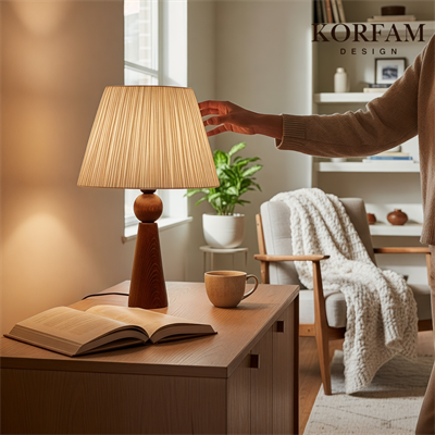 Beyaz Rafya Başlıklı Ahşap Abajur