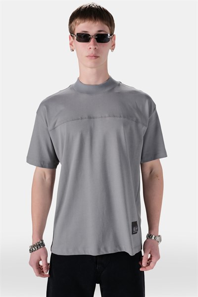Yüksek Yakal Etiket Detaylı Tshirt