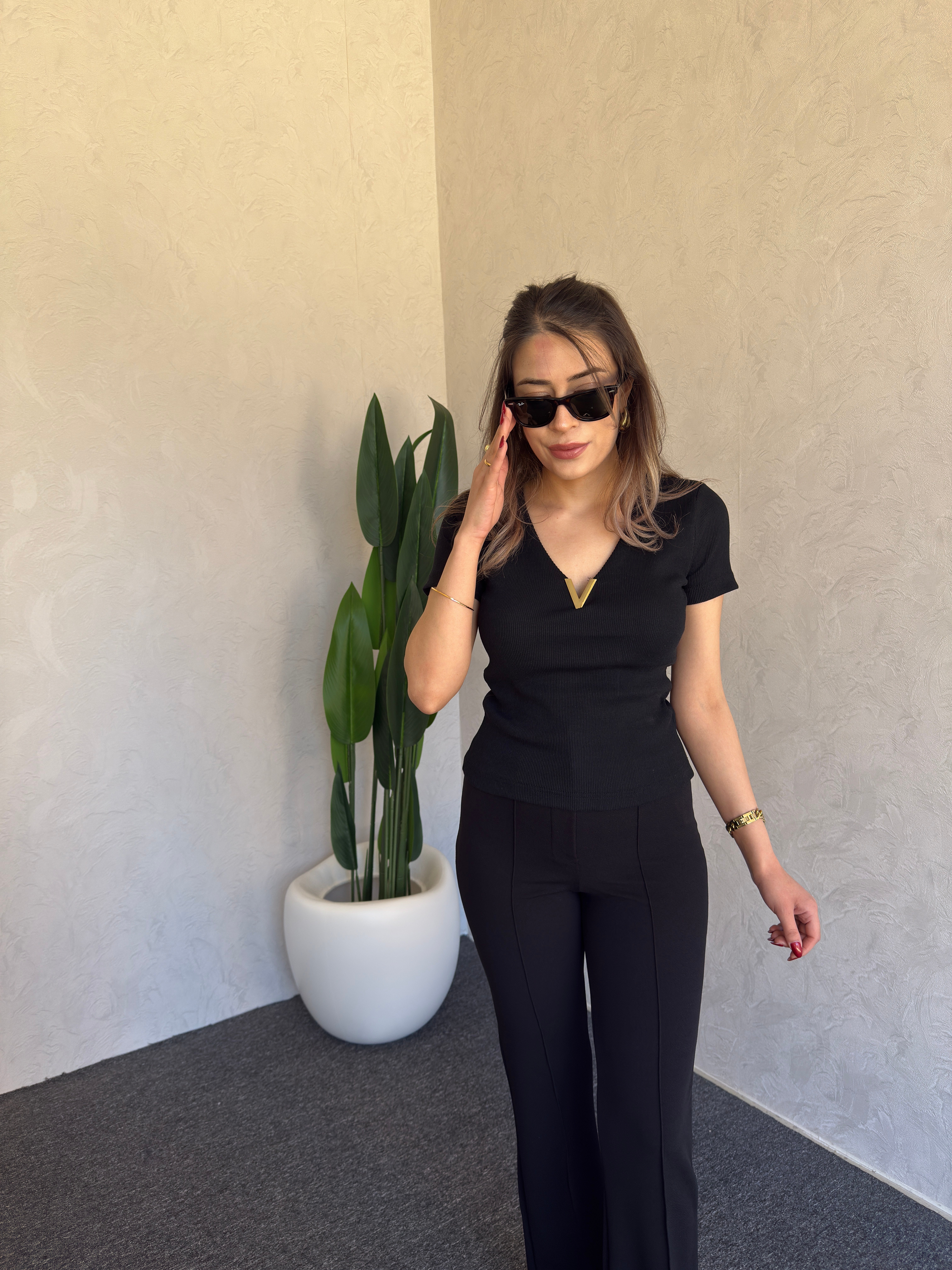 V Metal Detay Tshirt Siyah - 1111