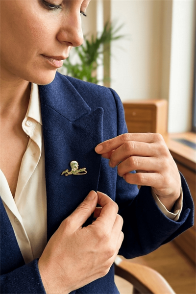 Altın Renk Atatürk İmzalı Profil Rozet – Şık Metal Yaka Pin Rozeti Hatıra Aksesuar