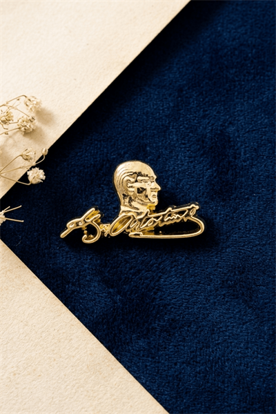 Altın Renk Atatürk İmzalı Profil Rozet – Şık Metal Yaka Pin Rozeti Hatıra Aksesuar