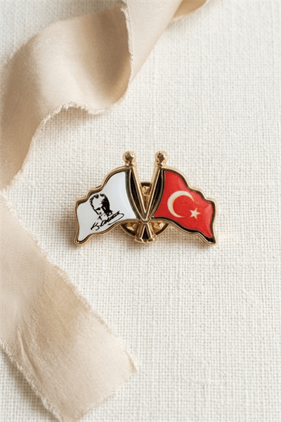 Atatürk İmzalı ve Türk Bayraklı Çift Flama Rozet – Altın Tonlu Anlamlı Yaka Aksesuarı