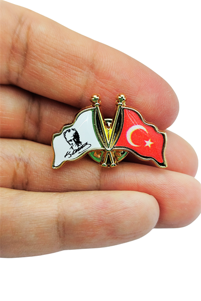 Atatürk İmzalı ve Türk Bayraklı Çift Flama Rozet – Altın Tonlu Anlamlı Yaka Aksesuarı