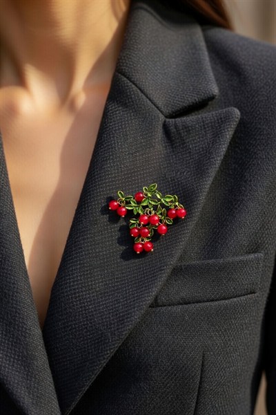 Cherry Bloom Kırmızı Meyve ve Yaprak Tasarım Zarif Broş