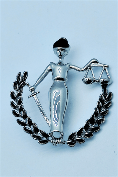 Gümüş Işıltılı Themis Adalet Tanrıçası Broşu - Defne Dalı Detaylı Hukukçu Yaka İğnesi