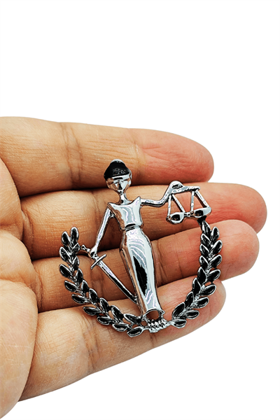 Gümüş Işıltılı Themis Adalet Tanrıçası Broşu - Defne Dalı Detaylı Hukukçu Yaka İğnesi