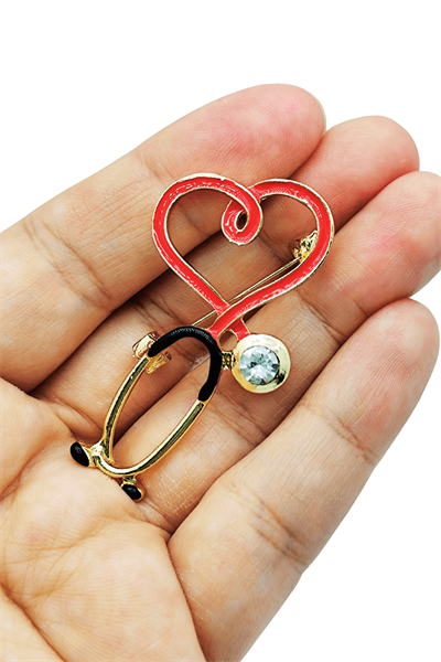 HeartCare Kalp Steteskop Broş – Sağlığın ve Sevginin Simgesi